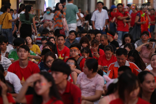 Video - Ảnh: CĐV cả nước vỡ òa cảm xúc với chiến thắng 2-1 của đội tuyển Việt Nam ngay trên sân khách