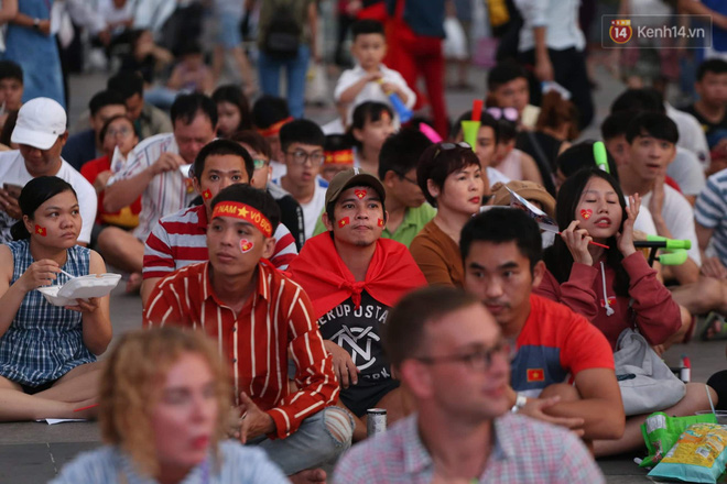 Video - Ảnh: CĐV cả nước vỡ òa cảm xúc với chiến thắng 2-1 của đội tuyển Việt Nam ngay trên sân khách