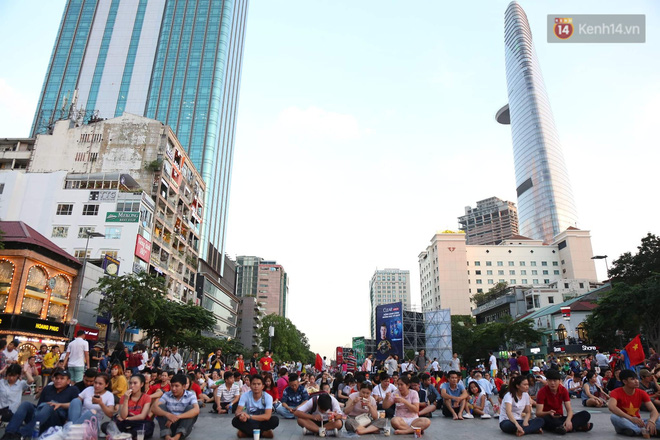 Video - Ảnh: CĐV cả nước vỡ òa cảm xúc với chiến thắng 2-1 của đội tuyển Việt Nam ngay trên sân khách