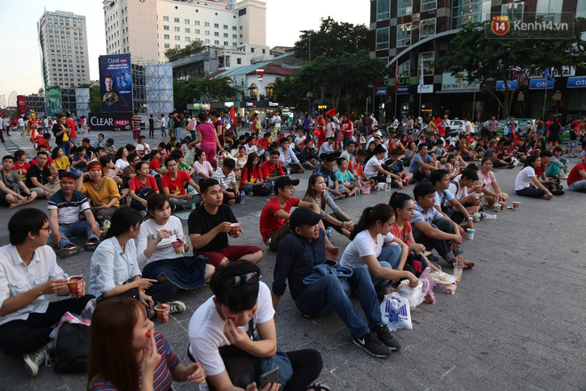 Video - Ảnh: CĐV cả nước vỡ òa cảm xúc với chiến thắng 2-1 của đội tuyển Việt Nam ngay trên sân khách