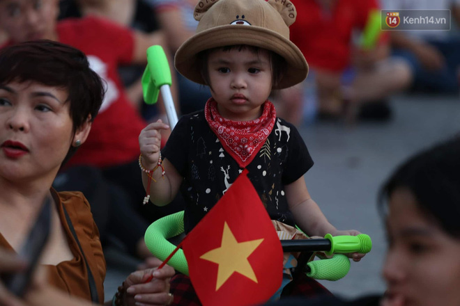 Video - Ảnh: CĐV cả nước vỡ òa cảm xúc với chiến thắng 2-1 của đội tuyển Việt Nam ngay trên sân khách