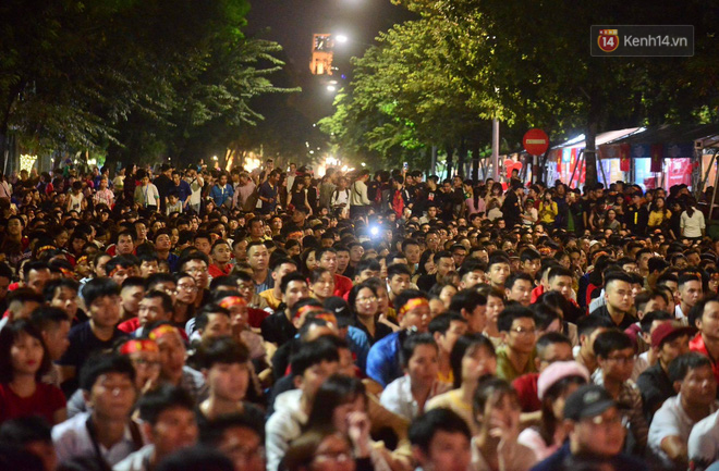 Video - Ảnh: CĐV cả nước vỡ òa cảm xúc với chiến thắng 2-1 của đội tuyển Việt Nam ngay trên sân khách