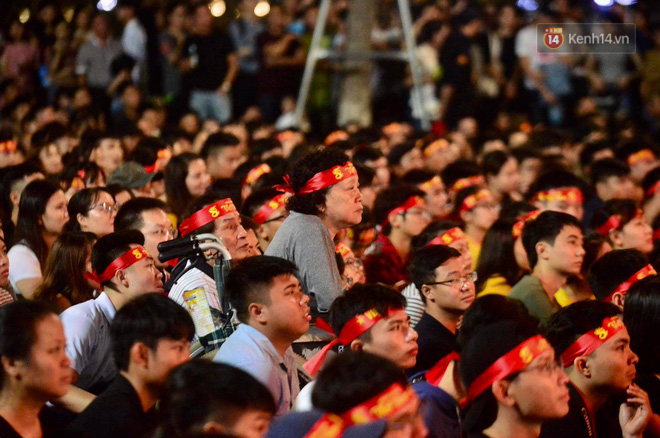 Video - Ảnh: CĐV cả nước vỡ òa cảm xúc với chiến thắng 2-1 của đội tuyển Việt Nam ngay trên sân khách