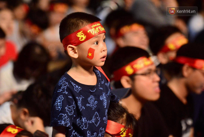 Video - Ảnh: CĐV cả nước vỡ òa cảm xúc với chiến thắng 2-1 của đội tuyển Việt Nam ngay trên sân khách