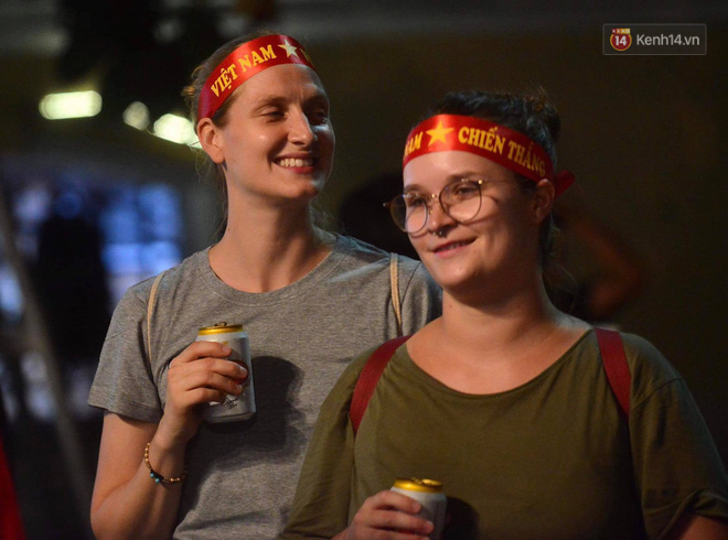 Video - Ảnh: CĐV cả nước vỡ òa cảm xúc với chiến thắng 2-1 của đội tuyển Việt Nam ngay trên sân khách