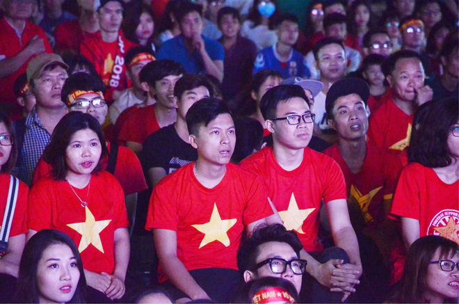 Video - Ảnh: CĐV cả nước vỡ òa cảm xúc với chiến thắng 2-1 của đội tuyển Việt Nam ngay trên sân khách