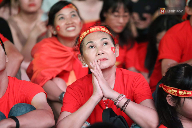 Video - Ảnh: CĐV cả nước vỡ òa cảm xúc với chiến thắng 2-1 của đội tuyển Việt Nam ngay trên sân khách