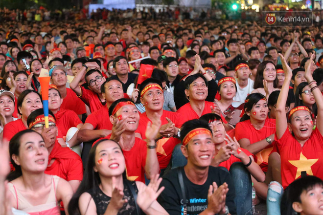 Video - Ảnh: CĐV cả nước vỡ òa cảm xúc với chiến thắng 2-1 của đội tuyển Việt Nam ngay trên sân khách
