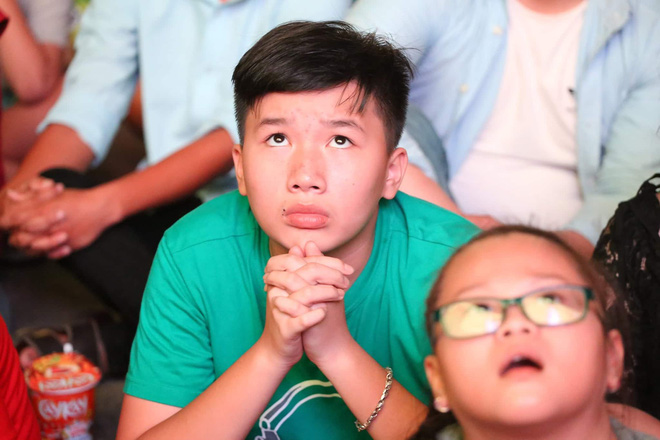 Video - Ảnh: CĐV cả nước vỡ òa cảm xúc với chiến thắng 2-1 của đội tuyển Việt Nam ngay trên sân khách