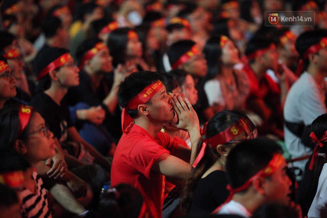 Video - Ảnh: CĐV cả nước vỡ òa cảm xúc với chiến thắng 2-1 của đội tuyển Việt Nam ngay trên sân khách