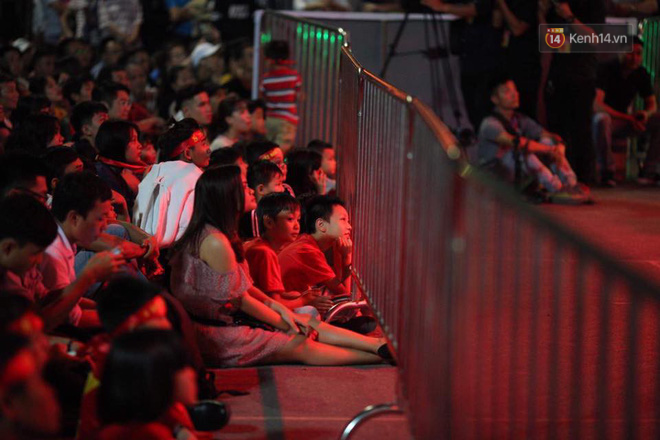 Video - Ảnh: CĐV cả nước vỡ òa cảm xúc với chiến thắng 2-1 của đội tuyển Việt Nam ngay trên sân khách