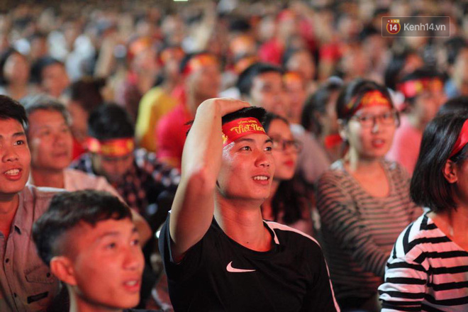 Video - Ảnh: CĐV cả nước vỡ òa cảm xúc với chiến thắng 2-1 của đội tuyển Việt Nam ngay trên sân khách