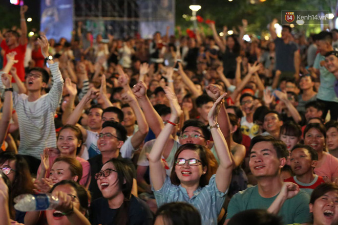 Video - Ảnh: CĐV cả nước vỡ òa cảm xúc với chiến thắng 2-1 của đội tuyển Việt Nam ngay trên sân khách