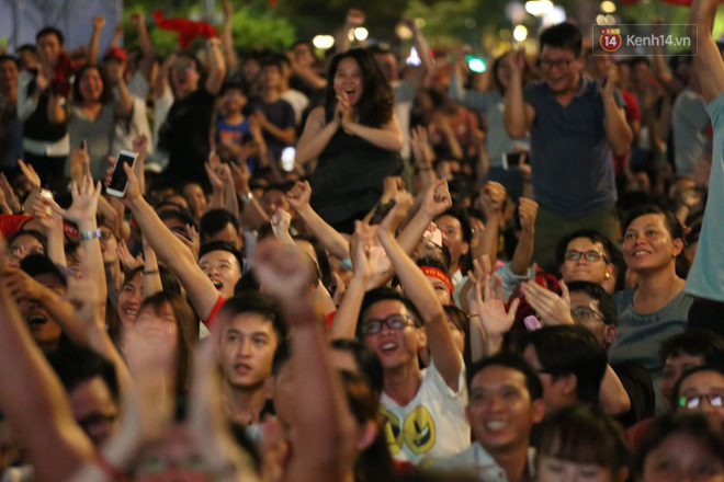 Video - Ảnh: CĐV cả nước vỡ òa cảm xúc với chiến thắng 2-1 của đội tuyển Việt Nam ngay trên sân khách