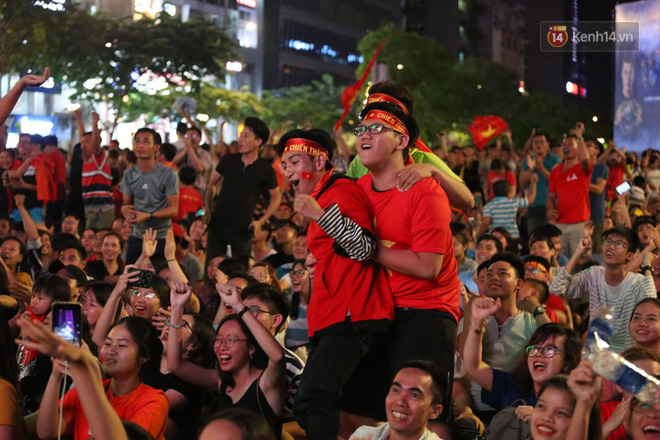 Video - Ảnh: CĐV cả nước vỡ òa cảm xúc với chiến thắng 2-1 của đội tuyển Việt Nam ngay trên sân khách