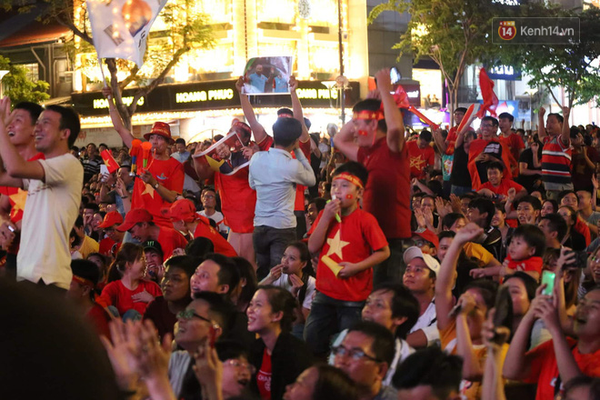 Video - Ảnh: CĐV cả nước vỡ òa cảm xúc với chiến thắng 2-1 của đội tuyển Việt Nam ngay trên sân khách