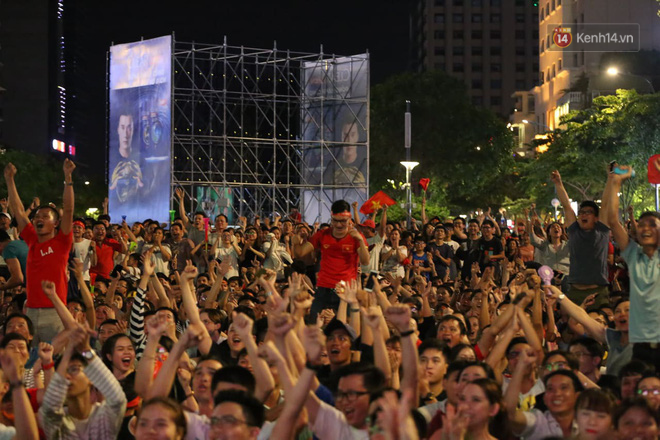 Video - Ảnh: CĐV cả nước vỡ òa cảm xúc với chiến thắng 2-1 của đội tuyển Việt Nam ngay trên sân khách