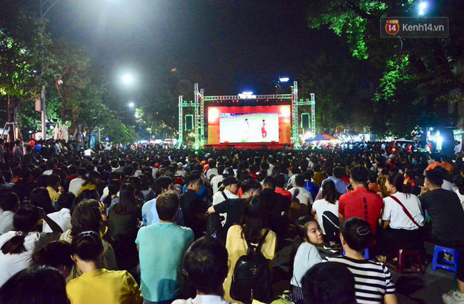 Video - Ảnh: CĐV cả nước vỡ òa cảm xúc với chiến thắng 2-1 của đội tuyển Việt Nam ngay trên sân khách