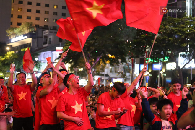 Video - Ảnh: CĐV cả nước vỡ òa cảm xúc với chiến thắng 2-1 của đội tuyển Việt Nam ngay trên sân khách