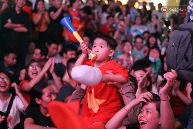 Video - Ảnh: CĐV cả nước vỡ òa cảm xúc với chiến thắng 2-1 của đội tuyển Việt Nam ngay trên sân khách