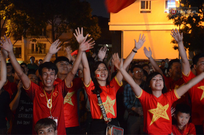 Video - Ảnh: CĐV cả nước vỡ òa cảm xúc với chiến thắng 2-1 của đội tuyển Việt Nam ngay trên sân khách