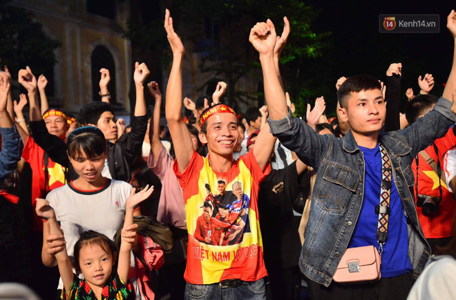 Video - Ảnh: CĐV cả nước vỡ òa cảm xúc với chiến thắng 2-1 của đội tuyển Việt Nam ngay trên sân khách