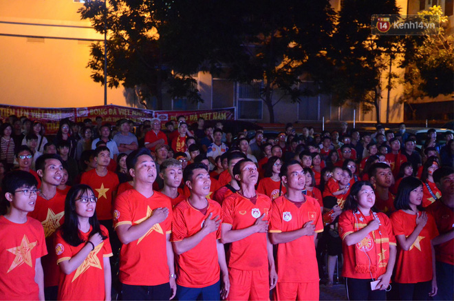 Video - Ảnh: CĐV cả nước vỡ òa cảm xúc với chiến thắng 2-1 của đội tuyển Việt Nam ngay trên sân khách