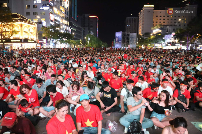 Video - Ảnh: CĐV cả nước vỡ òa cảm xúc với chiến thắng 2-1 của đội tuyển Việt Nam ngay trên sân khách