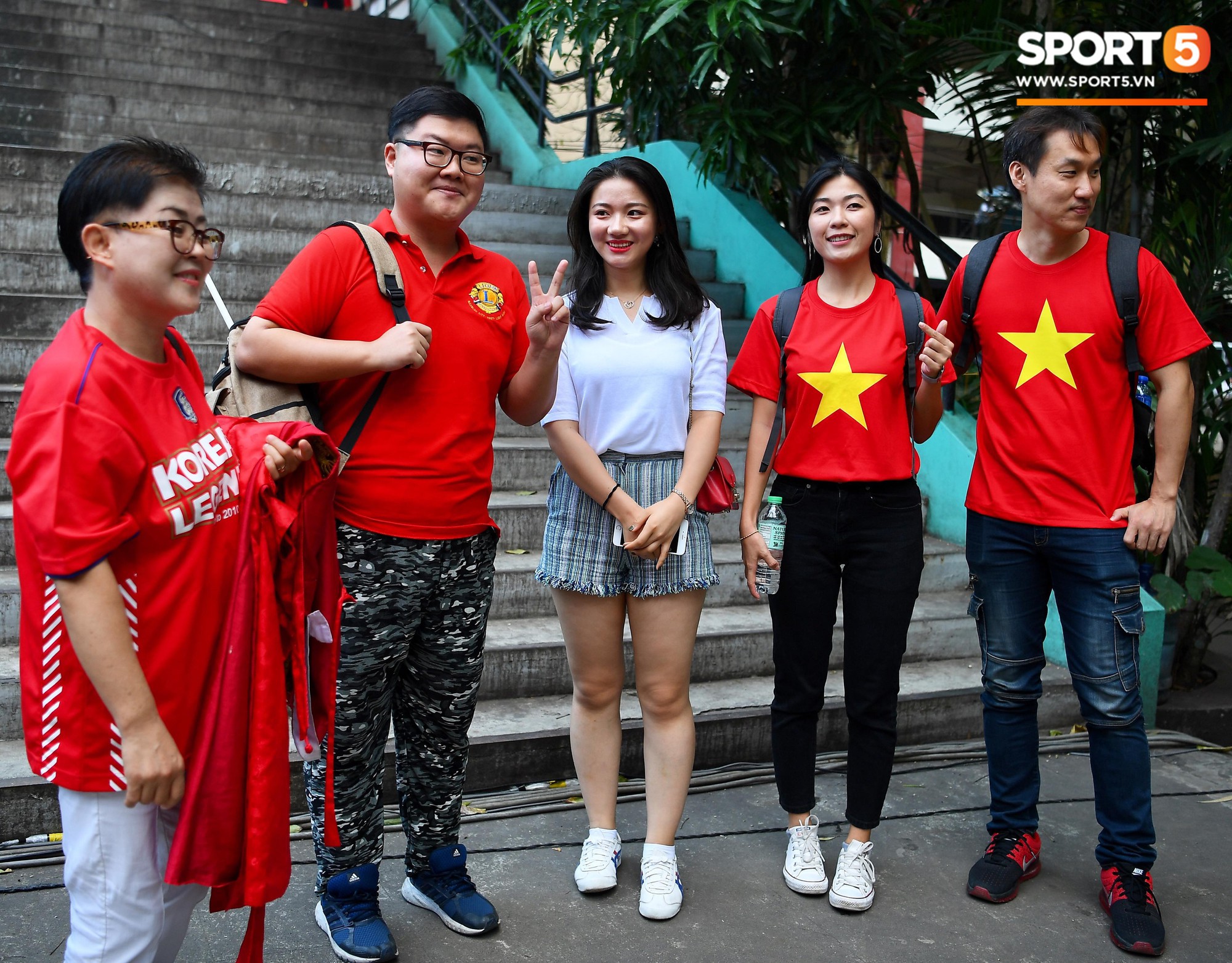 Những CĐV nữ xinh đẹp khiến trận bán kết lượt đi giữa Việt Nam - Philippines trở nên sôi động hơn bao giờ hết