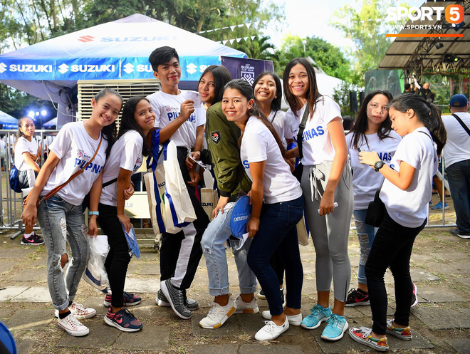 Những CĐV nữ xinh đẹp khiến trận bán kết lượt đi giữa Việt Nam - Philippines trở nên sôi động hơn bao giờ hết