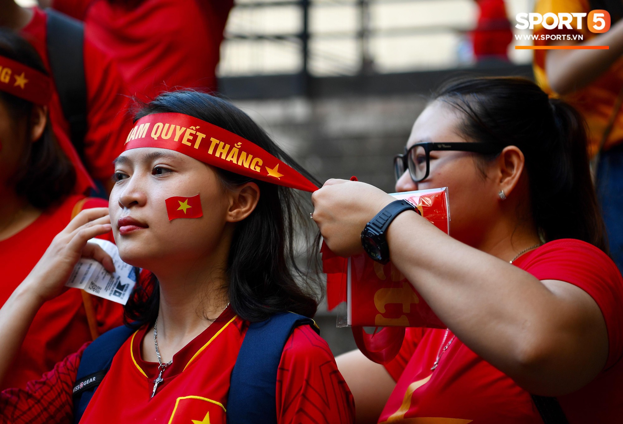 Những CĐV nữ xinh đẹp khiến trận bán kết lượt đi giữa Việt Nam - Philippines trở nên sôi động hơn bao giờ hết