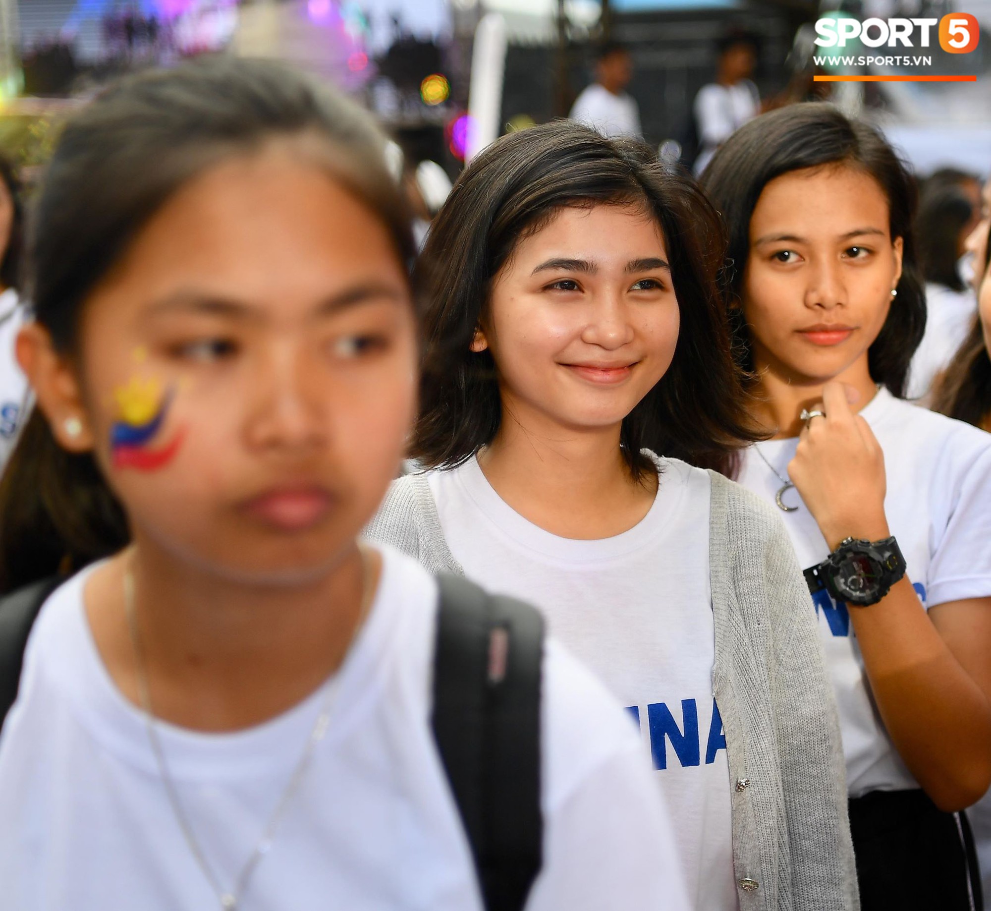 Những CĐV nữ xinh đẹp khiến trận bán kết lượt đi giữa Việt Nam - Philippines trở nên sôi động hơn bao giờ hết