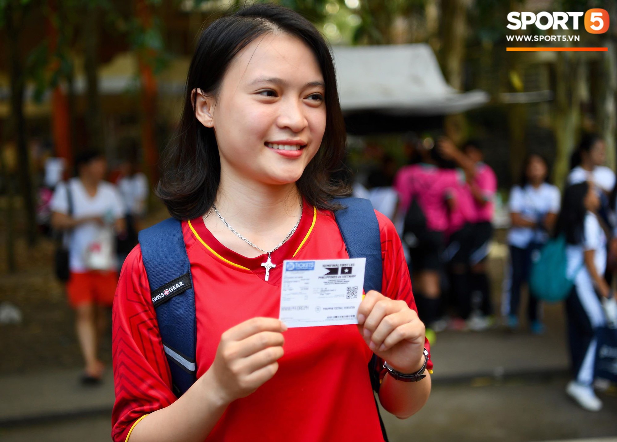 Những CĐV nữ xinh đẹp khiến trận bán kết lượt đi giữa Việt Nam - Philippines trở nên sôi động hơn bao giờ hết