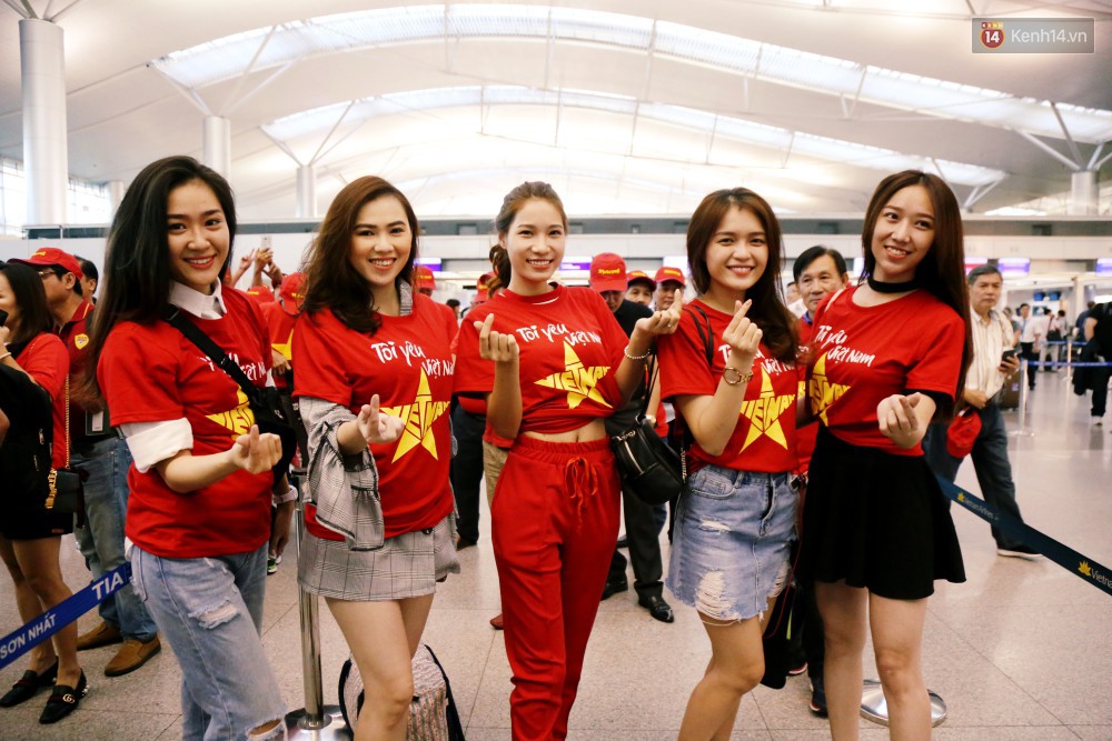 Những CĐV nữ xinh đẹp khiến trận bán kết lượt đi giữa Việt Nam - Philippines trở nên sôi động hơn bao giờ hết