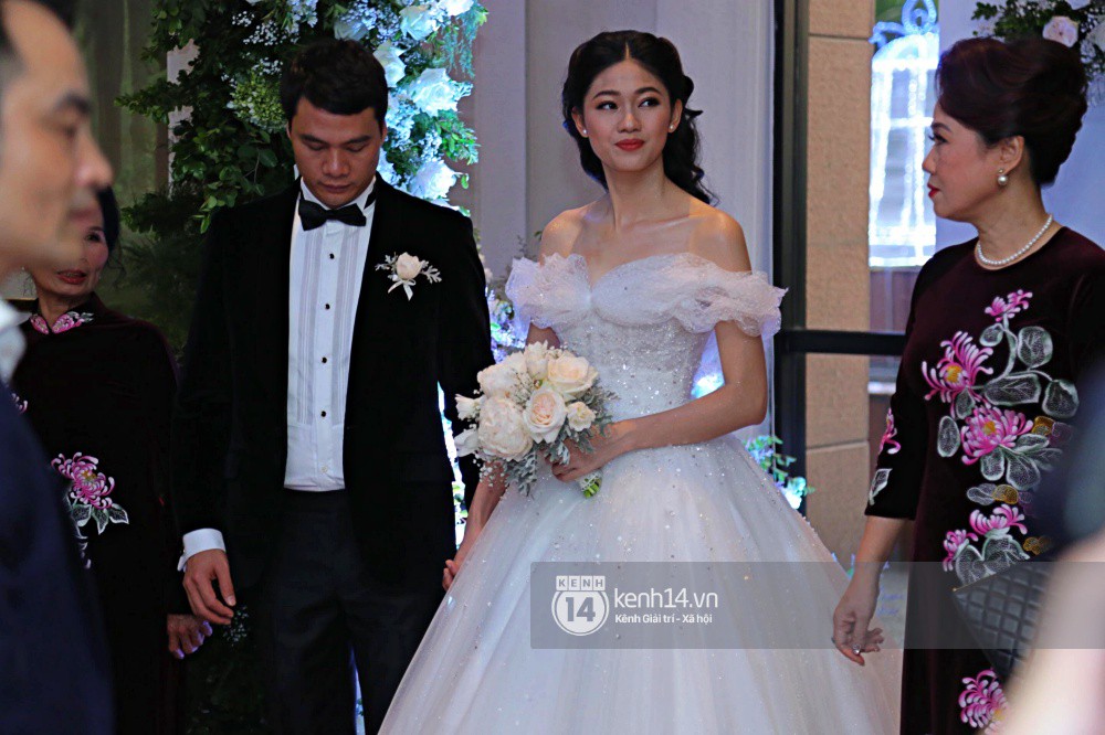 Đám cưới Á hậu Thanh Tú: An ninh thắt chặt, cô dâu tay trong tay hôn phu đại gia lộ diện