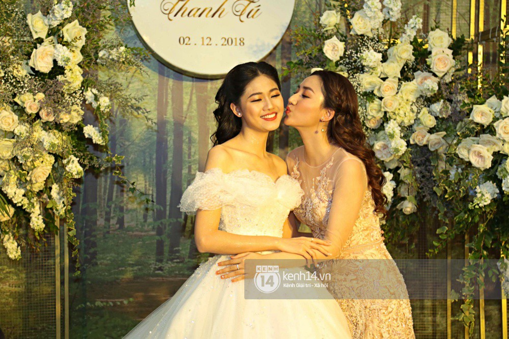 Đám cưới Á hậu Thanh Tú: An ninh thắt chặt, cô dâu tay trong tay hôn phu đại gia lộ diện