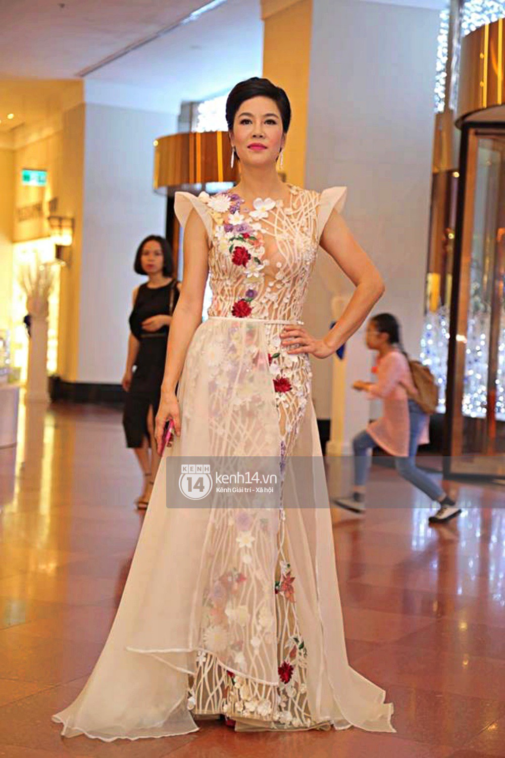 Đám cưới Á hậu Thanh Tú: An ninh thắt chặt, cô dâu tay trong tay hôn phu đại gia lộ diện