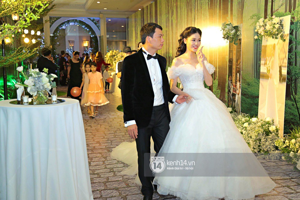 Đám cưới Á hậu Thanh Tú: An ninh thắt chặt, cô dâu tay trong tay hôn phu đại gia lộ diện