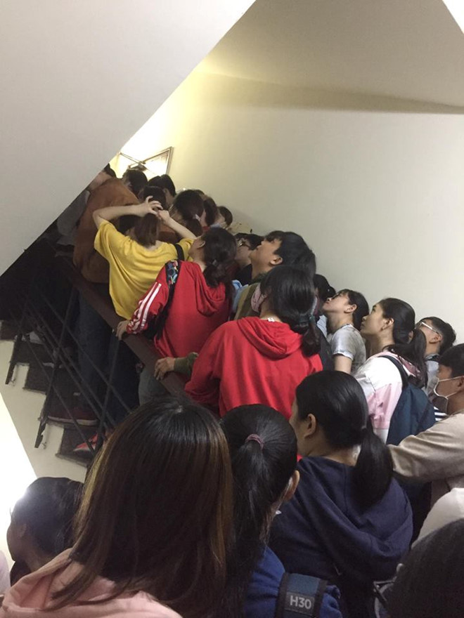 Sinh viên Sài Gòn thức trắng đêm, chen chúc đăng ký thi TOEIC