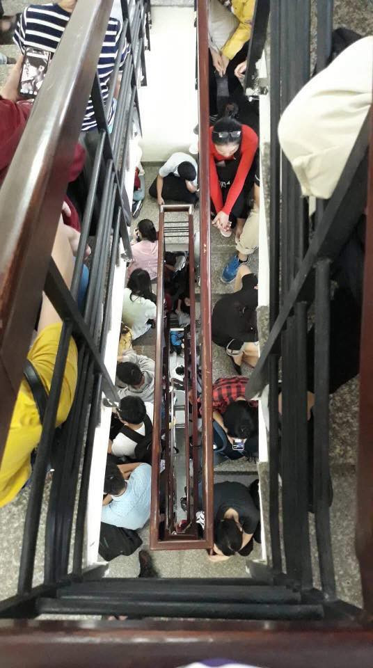 Sinh viên Sài Gòn thức trắng đêm, chen chúc đăng ký thi TOEIC