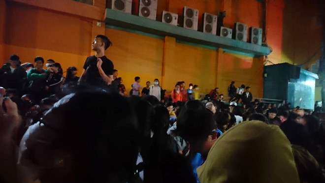 Sinh viên Sài Gòn thức trắng đêm, chen chúc đăng ký thi TOEIC