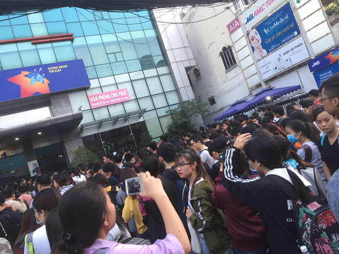 Sinh viên Sài Gòn thức trắng đêm, chen chúc đăng ký thi TOEIC