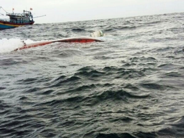 TP.HCM: Tàu cá chìm, 5 người rơi xuống biển