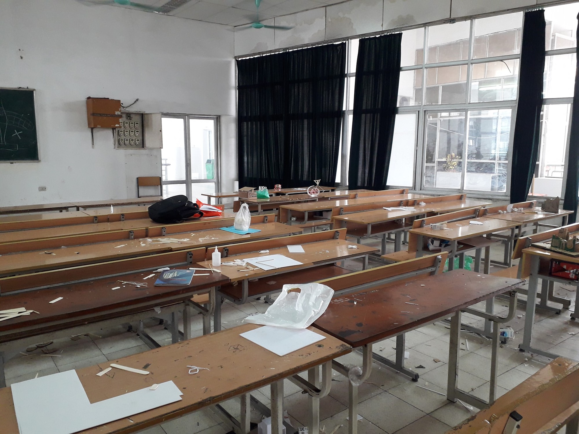 Rác ngập phòng sau tiết học từ giấy loại, trà sữa đến đồ ăn, dân mạng lên án: Ý thức sinh viên bây giờ kém vậy sao?