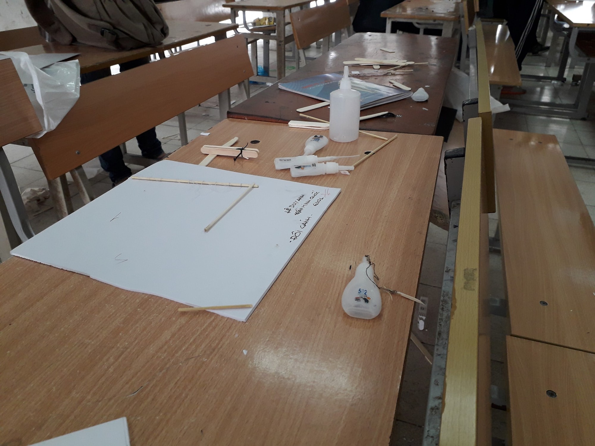 Rác ngập phòng sau tiết học từ giấy loại, trà sữa đến đồ ăn, dân mạng lên án: Ý thức sinh viên bây giờ kém vậy sao?