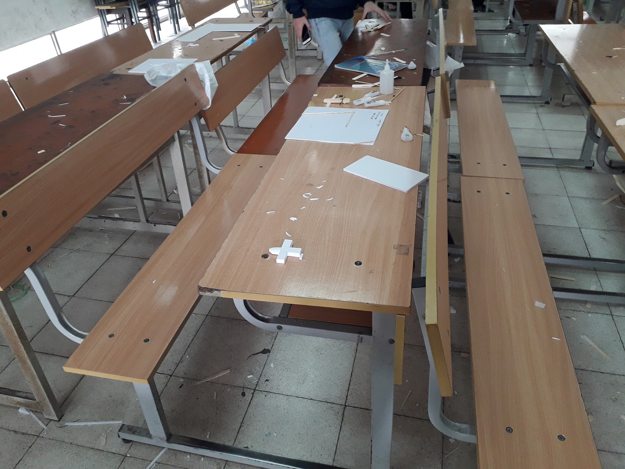 Rác ngập phòng sau tiết học từ giấy loại, trà sữa đến đồ ăn, dân mạng lên án: Ý thức sinh viên bây giờ kém vậy sao?