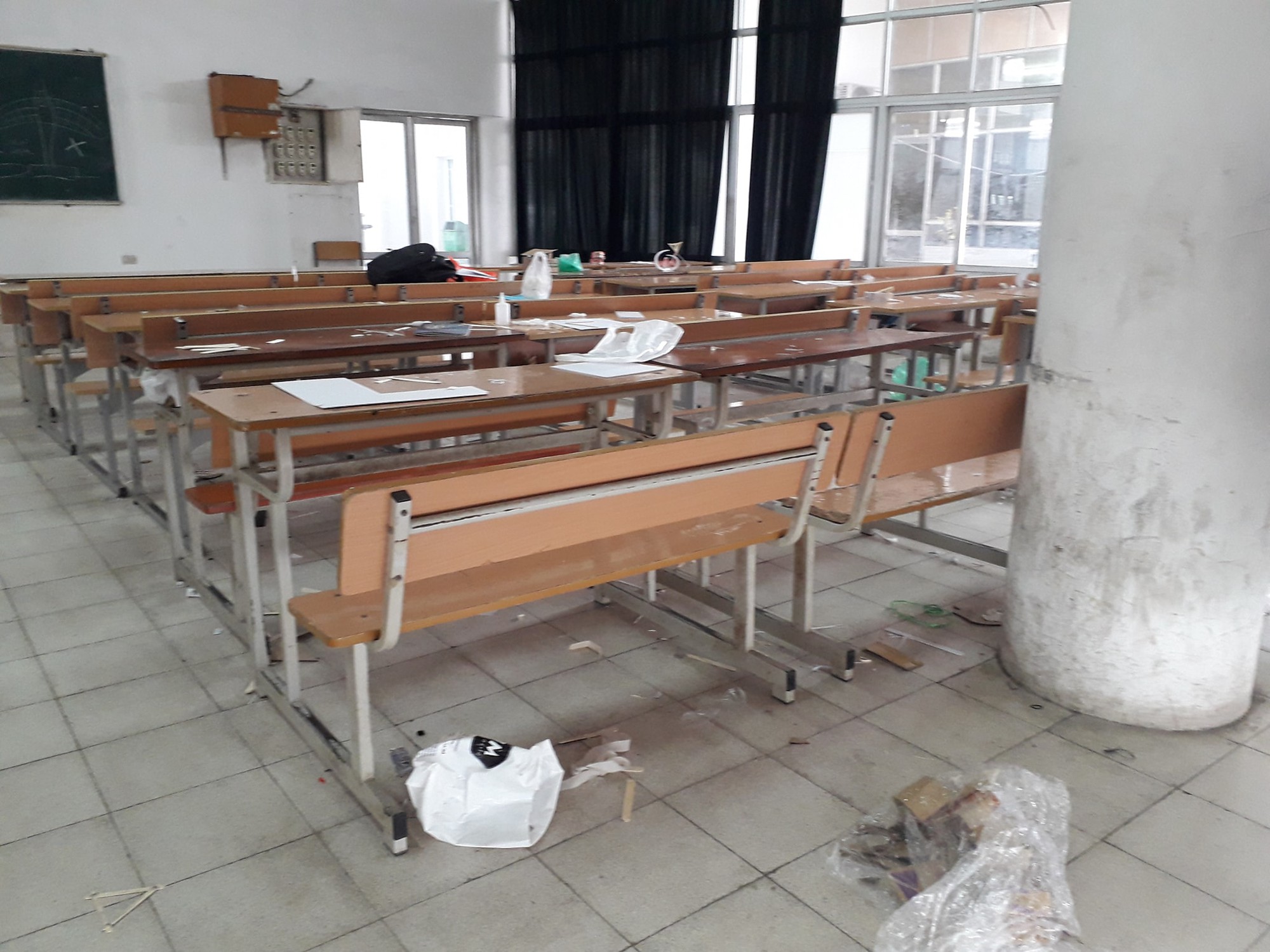 Rác ngập phòng sau tiết học từ giấy loại, trà sữa đến đồ ăn, dân mạng lên án: Ý thức sinh viên bây giờ kém vậy sao?