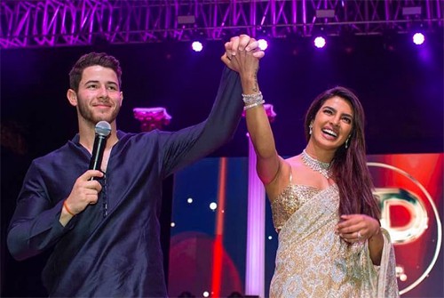 Gia đình Nick Jonas và Hoa hậu Thế giới ca hát, nhảy múa tưng bừng mừng đám cưới thế kỷ rình rang nhất 2018