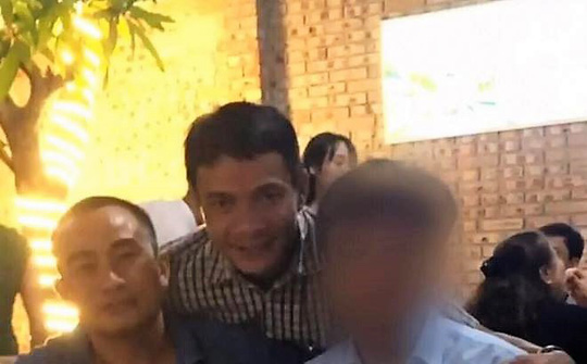 Thiếu tá công an ăn nhậu với đương sự bị tạm đình chỉ Thiếu tá công an ăn nhậu với đương sự bị tạm đình chỉ