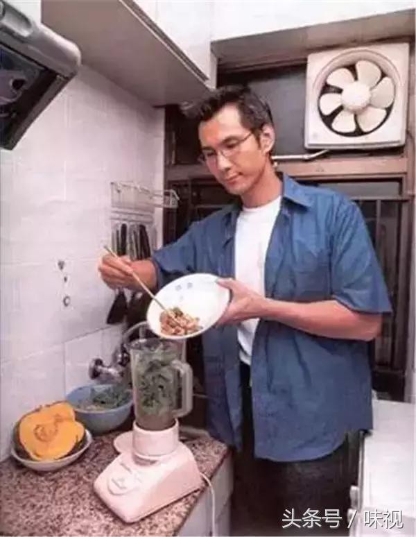 Doãn Chí Bình gây bức xúc nhất màn ảnh: Ra phố bị chửi bới, kết hôn 20 năm không thể có con